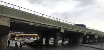 Bayrampaşa'da İBB tarafından yapılan köprü bakımsızlık nedeniyle tehlike saçıyor