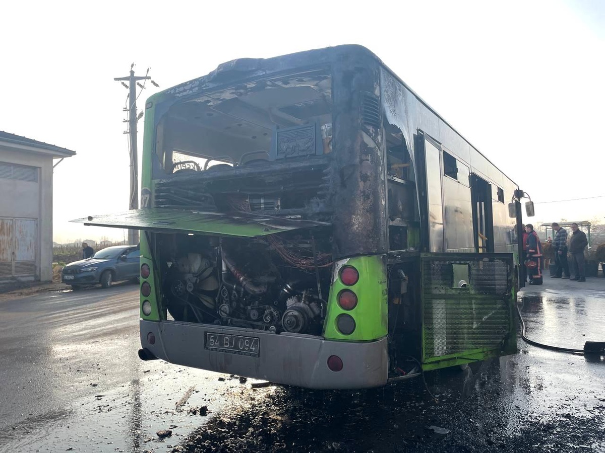 Belediye otobüsünün motor kısmında çıkan yangın söndürüldü