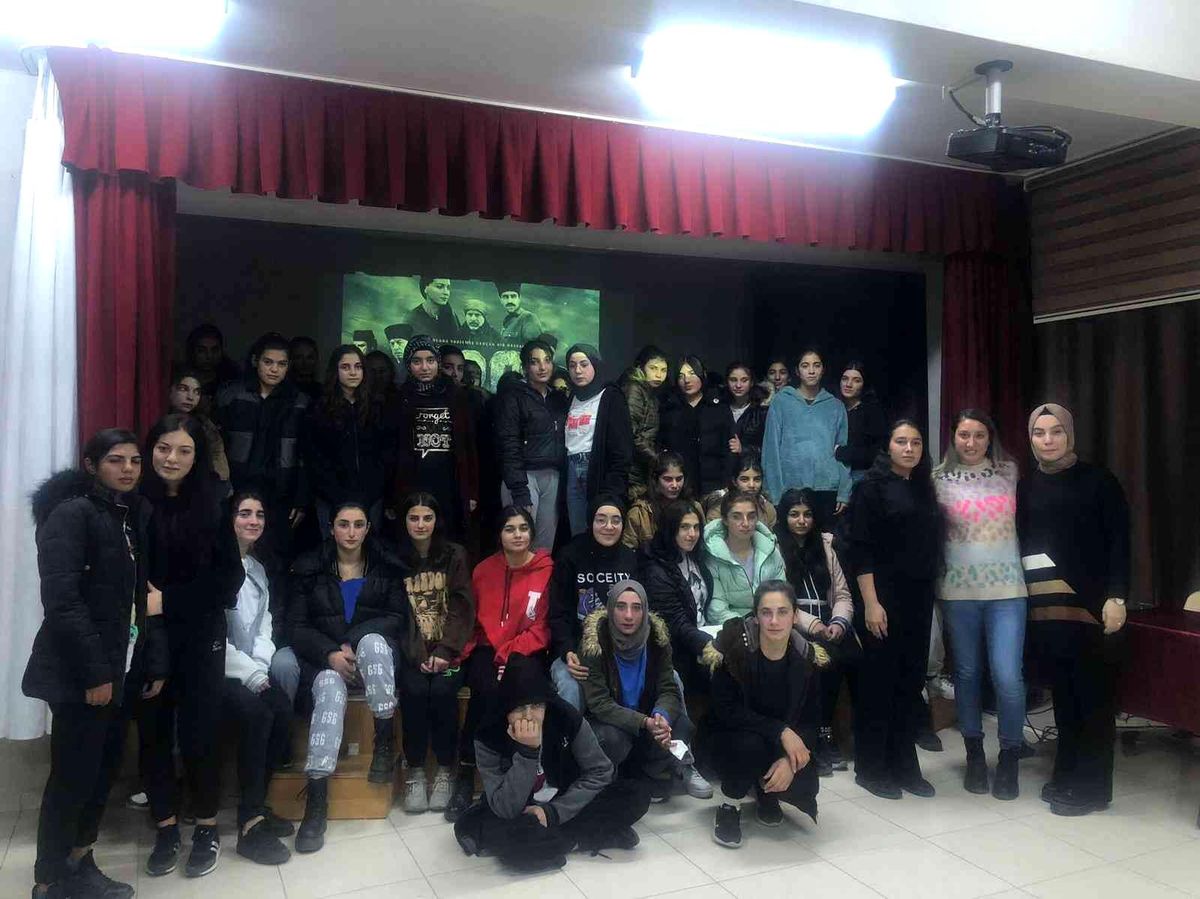 Çıldır\'da liseli öğrencilere "120" filmi izlettirildi