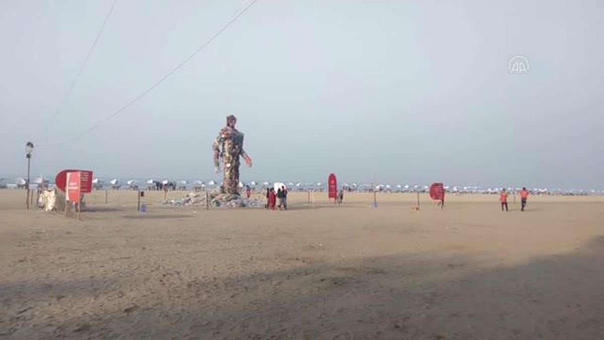 COX'S BAZAR - Bangladeş'te plastik atıklardan yapılan 13 metre uzunluğunda canavar heykeli