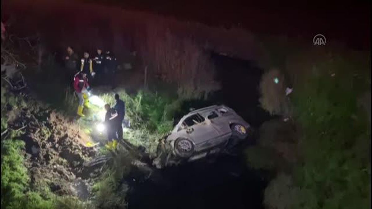 Dereye yuvarlanan hafif ticari araçtaki 1 kişi öldü, 3 kişi yaralandı