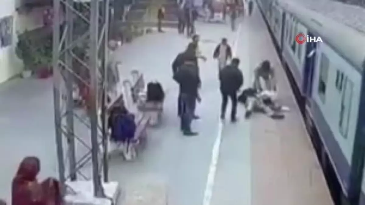 (Düzeltme) Hindistan\'da trene binmeye çalışan yolcu ölümden döndü