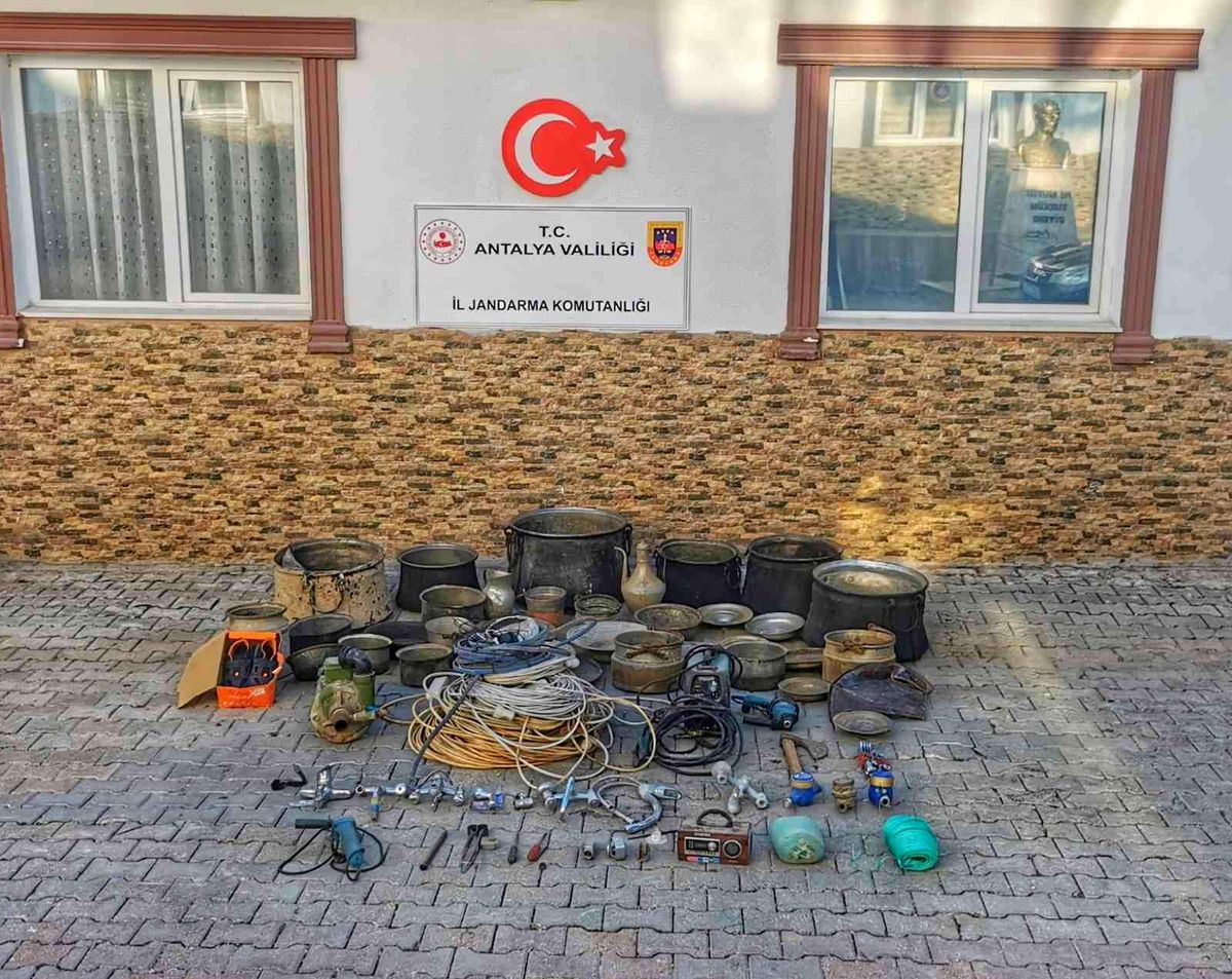 Elmalı\'da hırsızlık şüphelileri jandarmadan kaçamadı