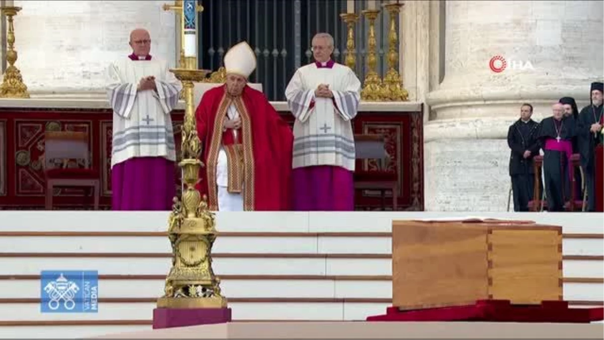 Eski Papa 16. Benedict, Vatikan\'da defnedildi