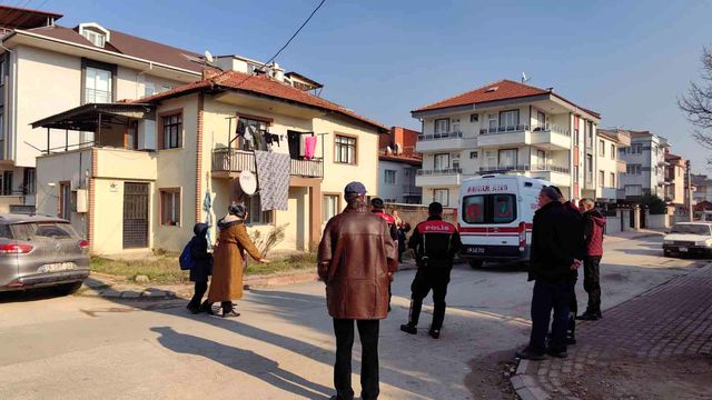 Evinde bıçaklı hırsızı gören kadın çocuğu ile balkondan atladı