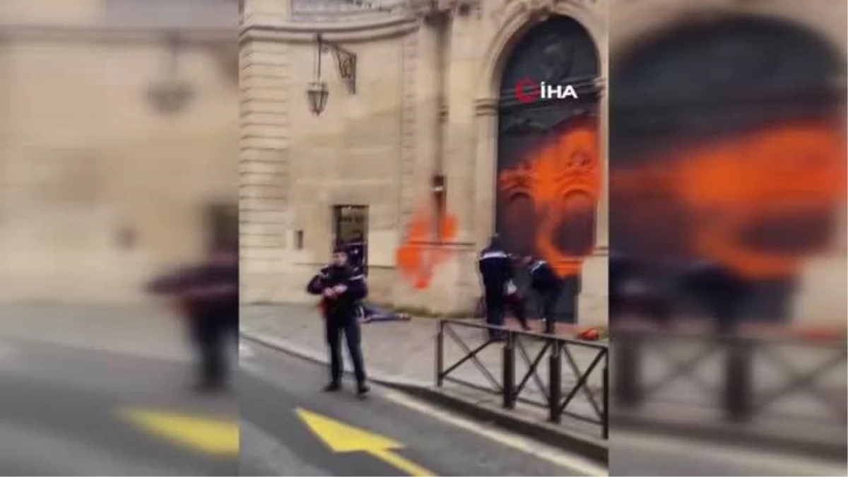 Fransa\'da iklim aktivistlerinden Başbakanlık binasına boyalı saldırı