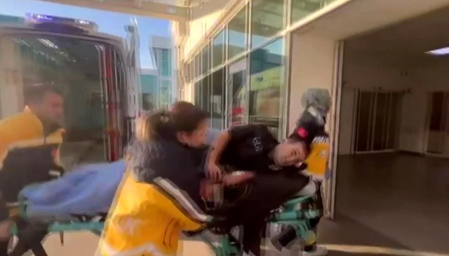 İhbara giden polislere önce taşla saldırdı, ardından yere düşen polis memurunu bıçakladı İhbara giden polislere önce taşla saldırdı, ardından yere düşen polis memurunu bıçakladı