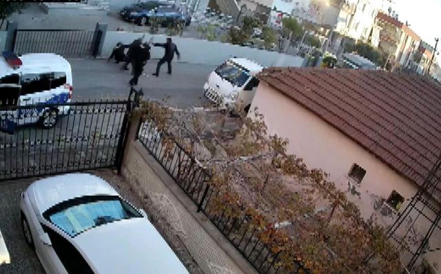 İhbara giden polislere önce taşla saldırdı, ardından yere düşen polis memurunu bıçakladı İhbara giden polislere önce taşla saldırdı, ardından yere düşen polis memurunu bıçakladı