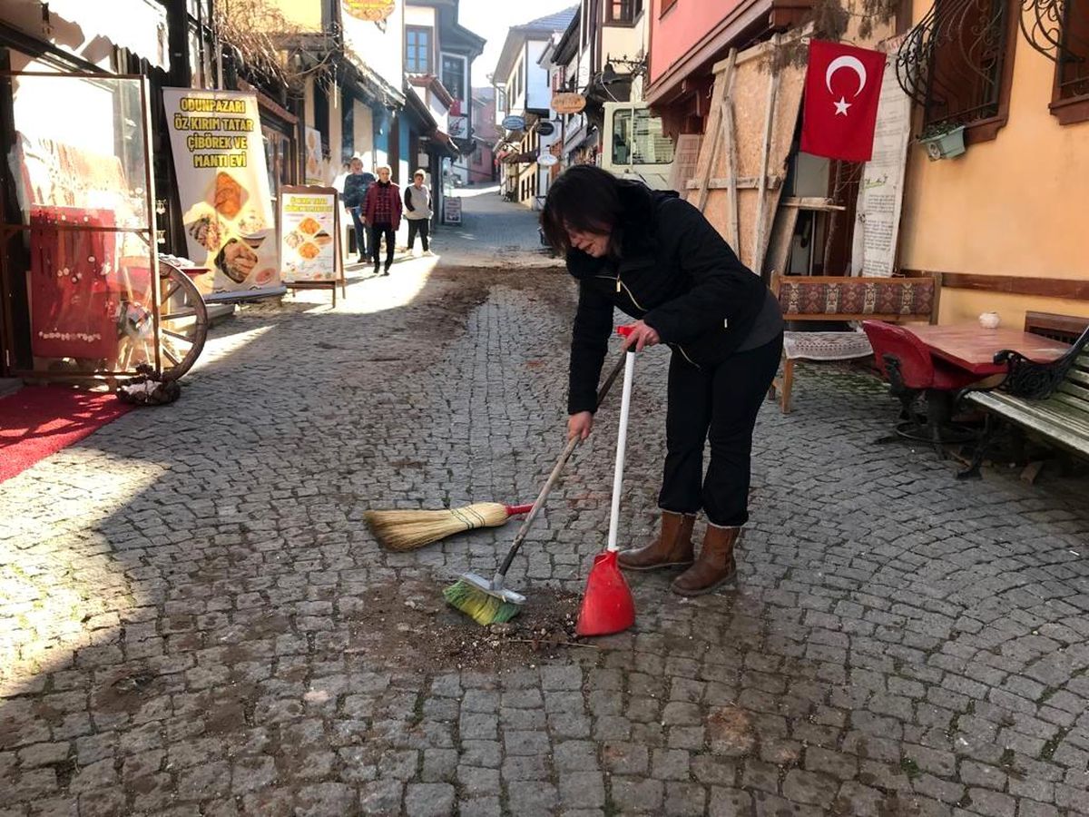 İnşaatın oluşturduğu pislikleri esnaf süpürgelerle temizlemeye çalıştı
