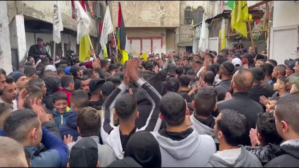 İsrail tarafından vurularak öldürülen Filistinli gencin cenazesi