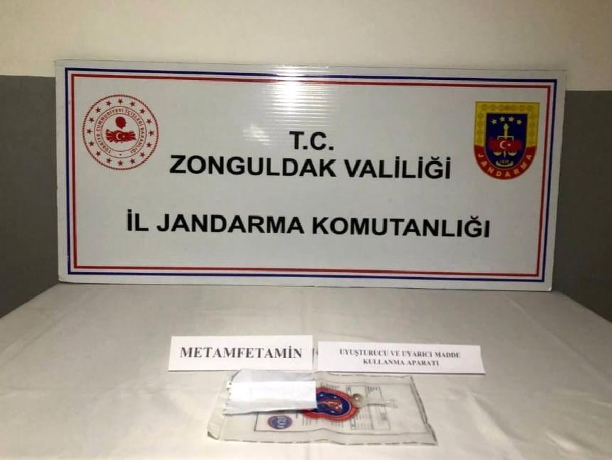 Jandarmanın aradığı şüphelilerin üzerinden uyuşturucu çıktı
