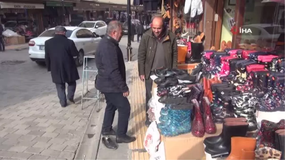 Kırsalda yaşayanların ayakkabı tercihi \'kara lastik\'