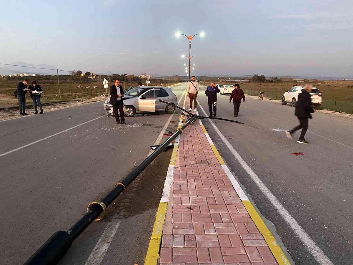Köpeğe çarpmamak için direksiyonu kırdı, aydınlatma direğine çarptı