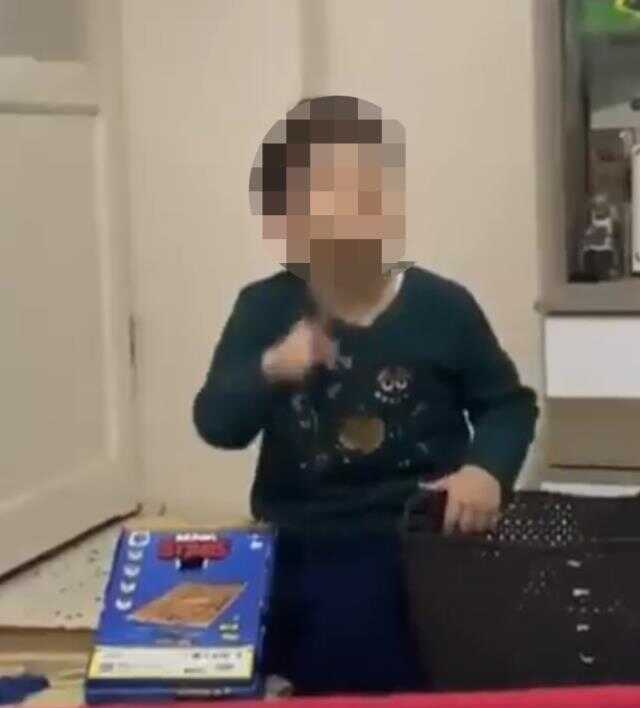 Küçük çocuğun görüntüleri sosyal medyayı ikiye böldü! Takdir eden de var 'Yanlış yönlendirilmiş' diyen de Küçük çocuğun görüntüleri sosyal medyayı ikiye böldü! Takdir eden de var 'Yanlış yönlendirilmiş' diyen de