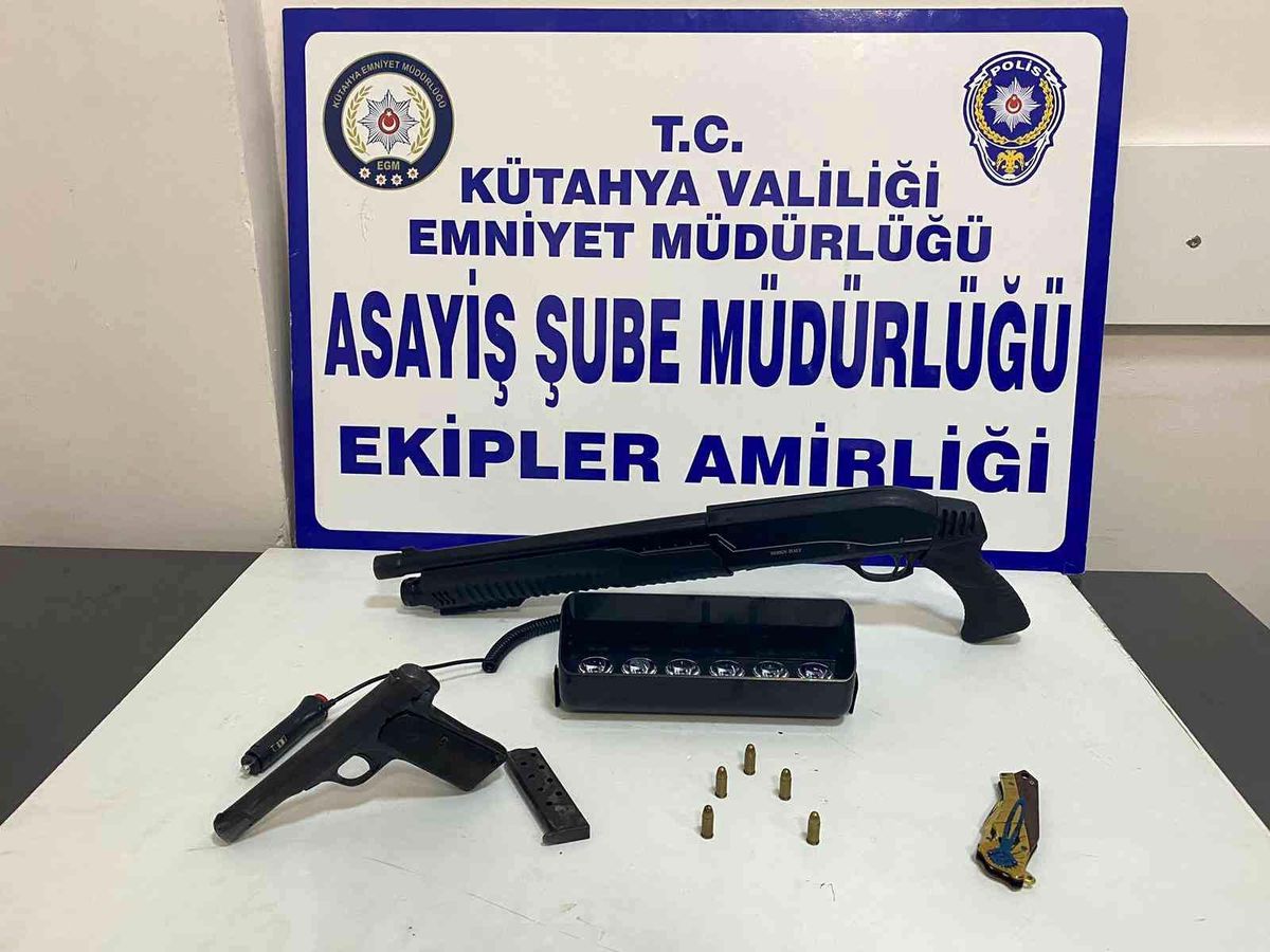 Kütahya\'da "çakar" takılı araçta tabanca ve pompalı tüfek ele geçirildi