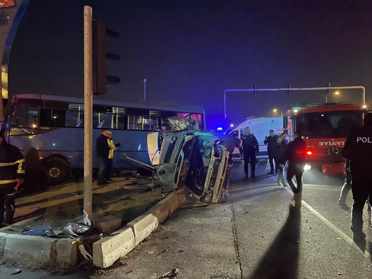 Niğde'de halk otobüsü ile otomobil çarpıştı: 3'ü ağır 16 yaralı