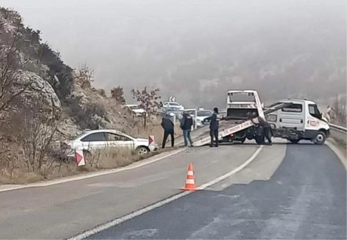 Refüje çarpan otomobil, yol kenarına savruldu: 1 ölü, 3 yaralı