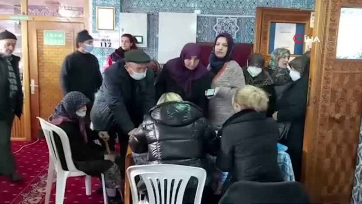 Sağlık ekipleri hastaneye gidemeyen vatandaşlar için kilometrelerce yol katetti