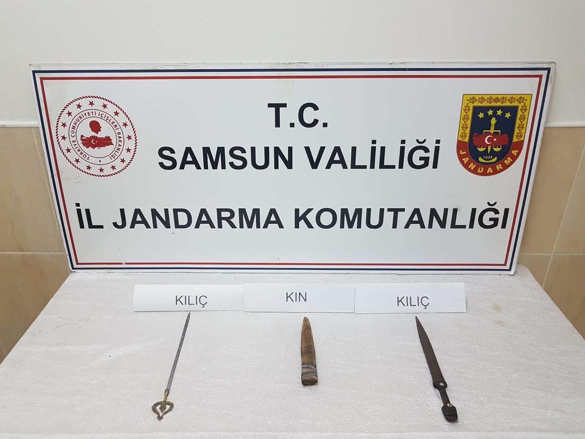 Samsun\'da tarihi eser niteliğindeki 2 kılıç ele geçirildi