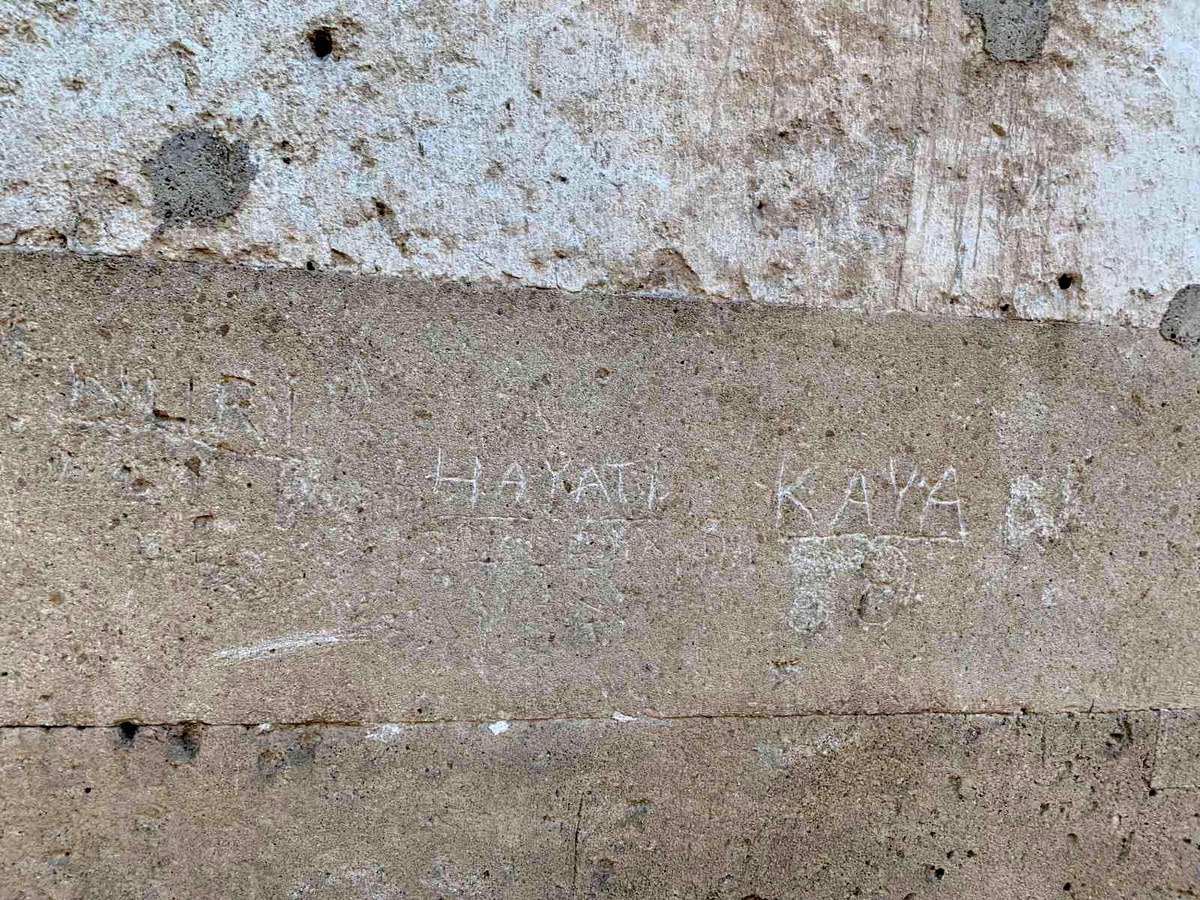 Tarihi külliyenin duvarlarına büyük saygısızlık
