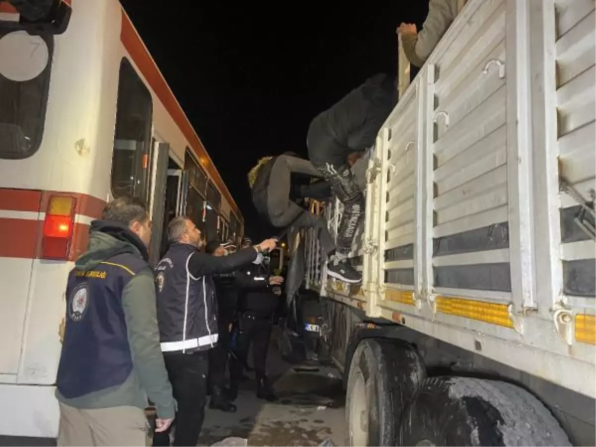 TIR\'IN DORSESİNDE PLASTİK BORULAR ALTINDA SAKLANMIŞ ÇOK SAYIDA KAÇAK GÖÇMEN YAKALANDI