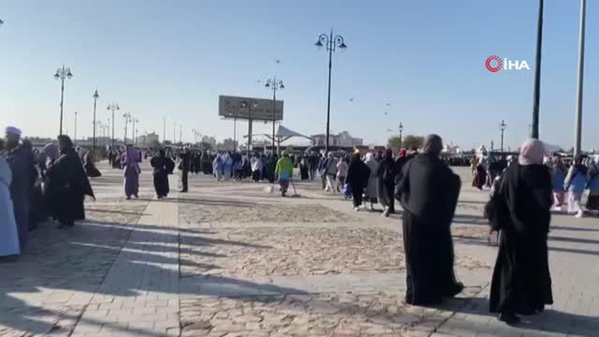 Umre için Suudi Arabistan\'a gelen müslümanlar, Uhud Dağı\'nı ziyaret ediyor