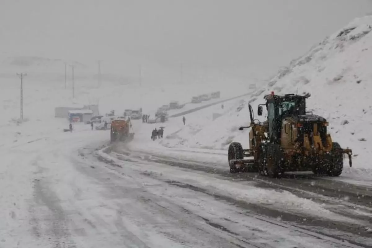 YÜKSEKOVA\'DA KAR YAĞIŞI; ARAÇLAR KAYDI, KAZALAR YAŞANDI
