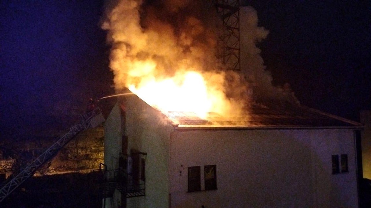 Yusufeli\'nde yakıt istasyonu yakınında korkutan yangın