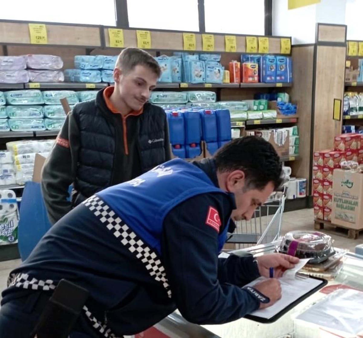 Zincir markette tarihi geçmiş ürünler bulundu