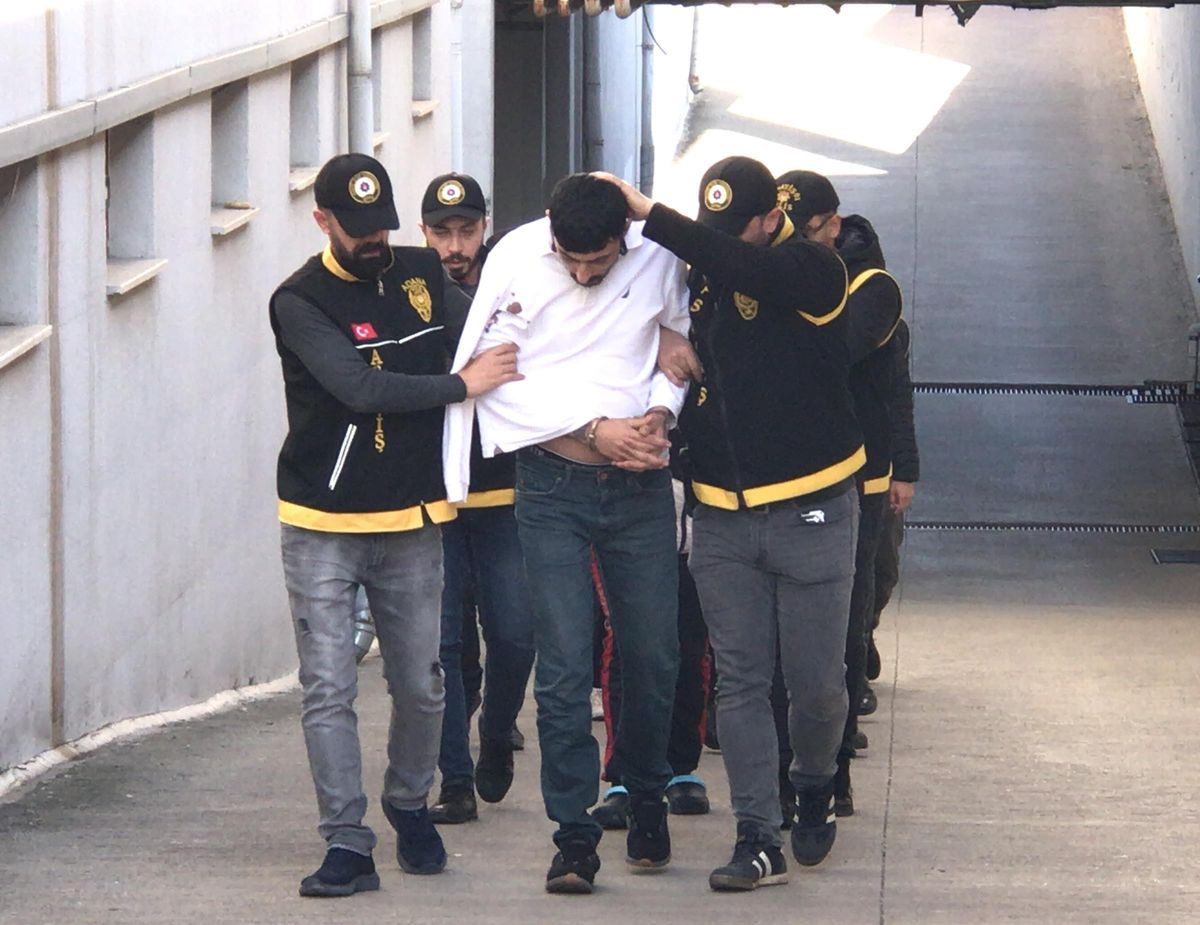 Adana\'da çiftliğe düzenlenen operasyonda yakalanan 3 zanlı tutuklandı