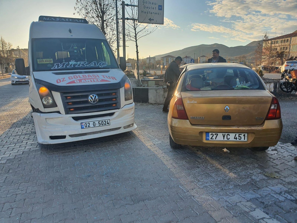 Adıyaman\'da yolcu minibüsü ile otomobilin çarpışması sonucu 3 kişi yaralandı