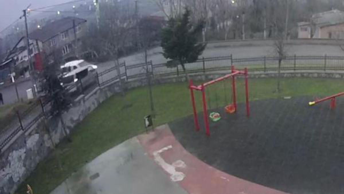 Arnavutköy\'de çarpışan iki araçtan biri boşluğa düştü: 3 yaralı