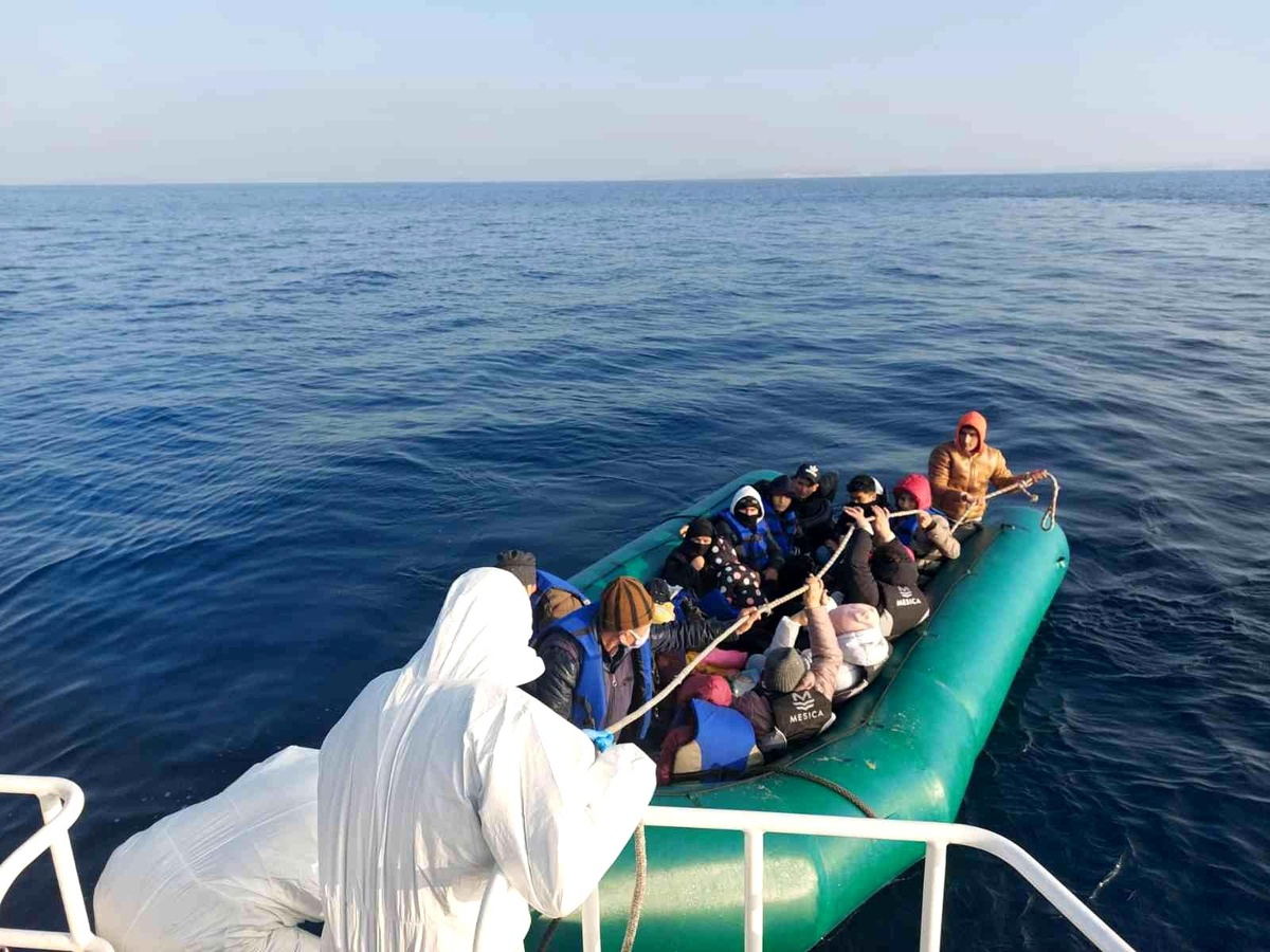 Ayvalık açıklarında 19 düzensiz göçmen kurtarıldı