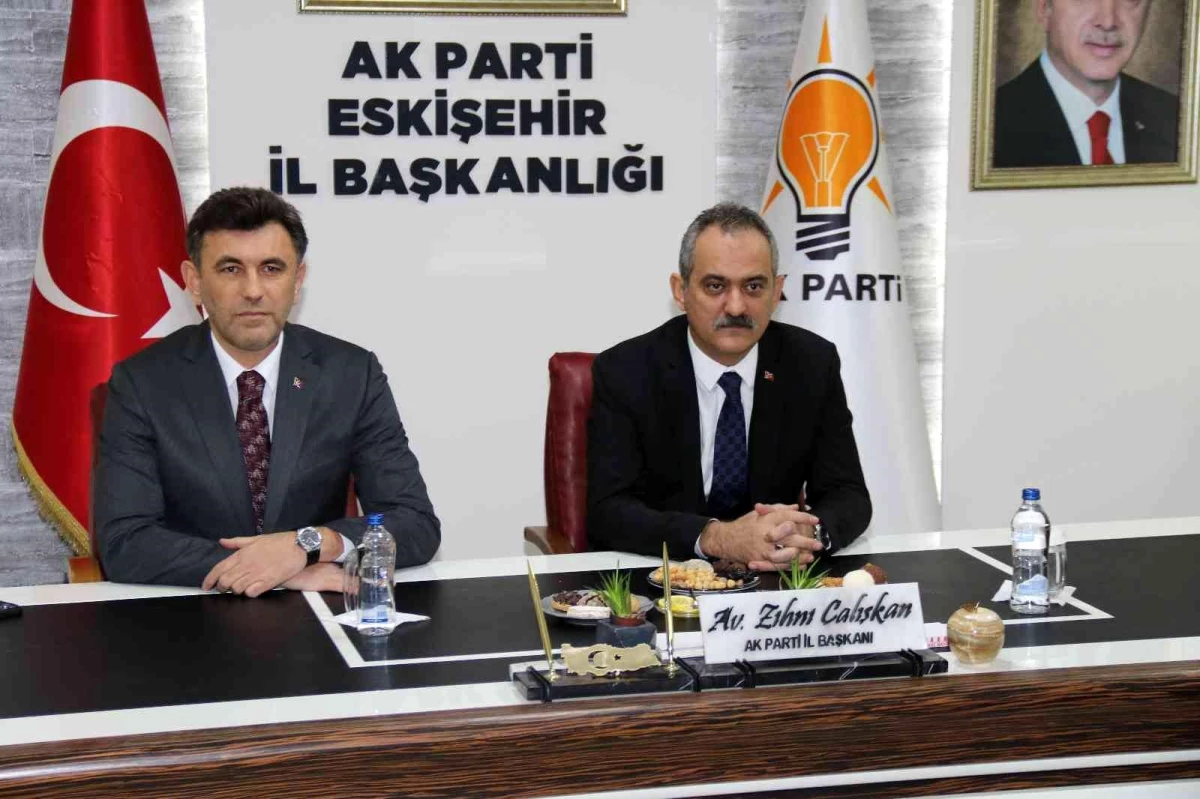 Bakan Özer, AK Parti Eskişehir İl Başkanlığı\'nı ziyaret etti