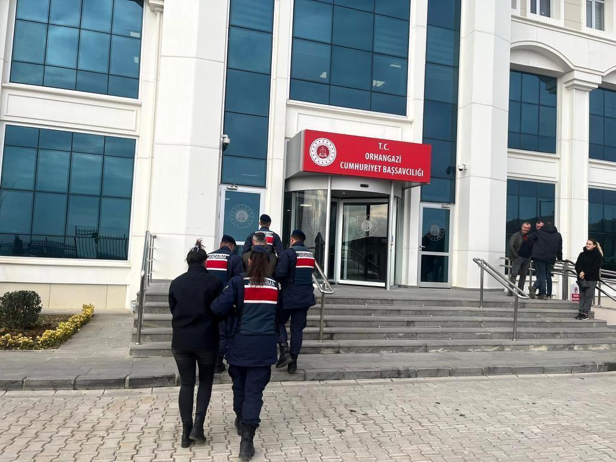 Bursa\'da ev sahibinin hastanede yatmasını fırsat bildiler, evdeki altınlarını çaldılar