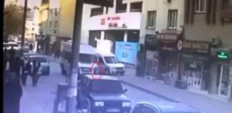 Bursa'da yola atlayan küçük kıza minibüs çarptı... O anlar kameraya böyle yansıdı