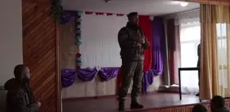 Cephe hattında askeri nişan seremonisi