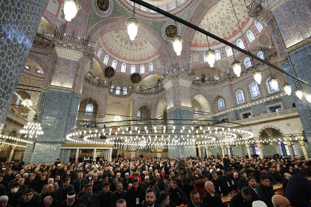 Cumhurbaşkanı Erdoğan, cuma namazını Yeni Camide kıldı