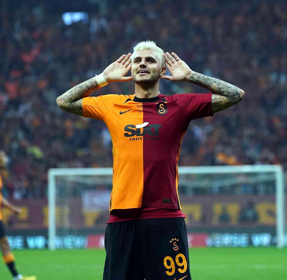 Galatasaray\'da Gomis, Fenerbahçe\'de Valencia