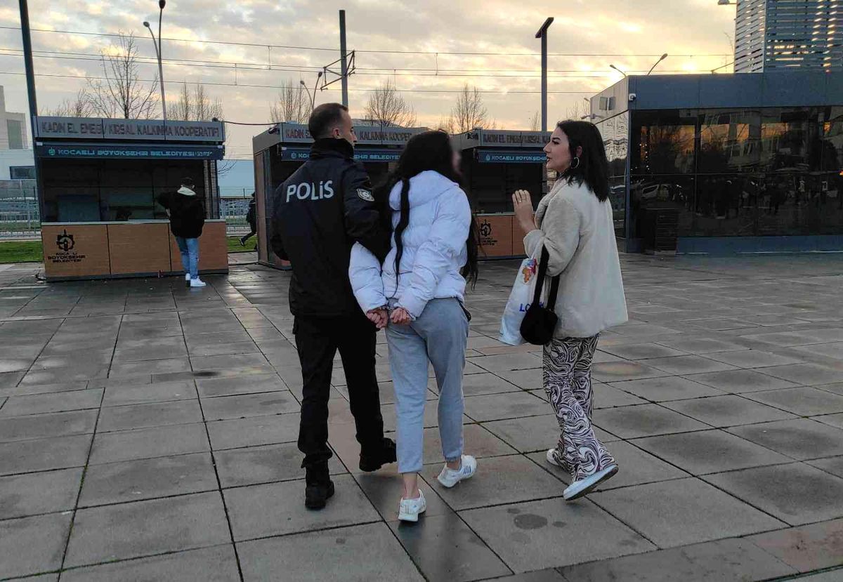 Genç kızların kavgasında kan aktı: 1 yaralı