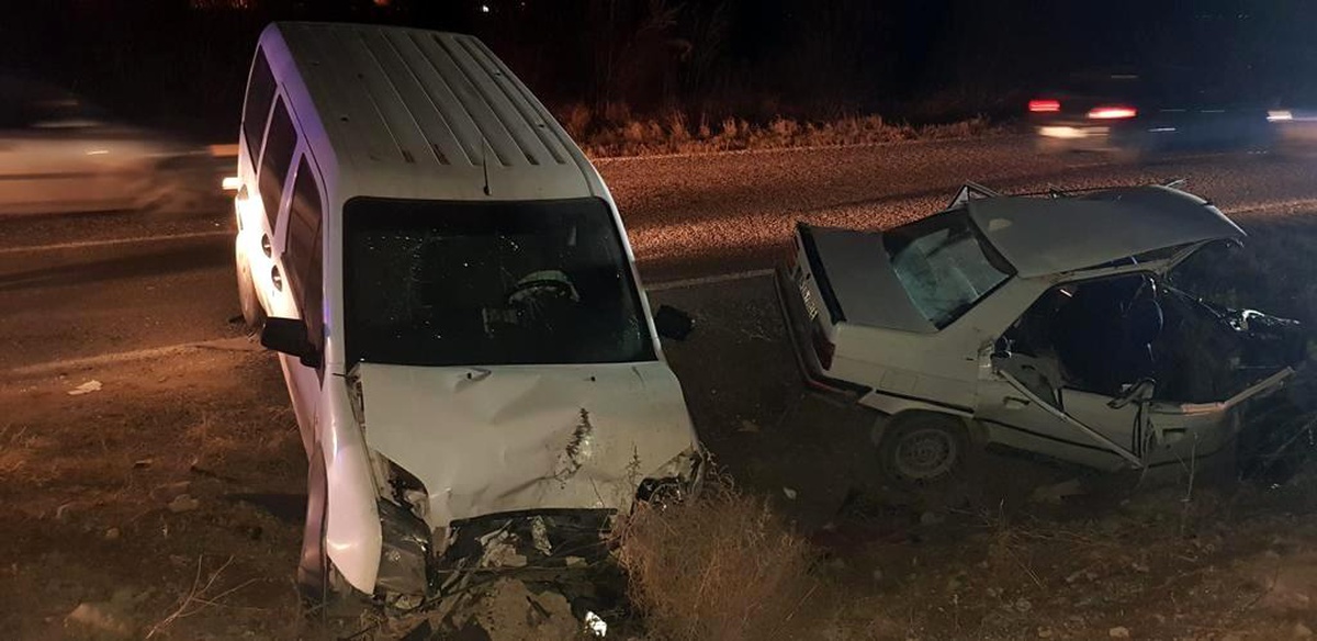 Hafif ticari araçla otomobil çarpıştı: 5 yaralı