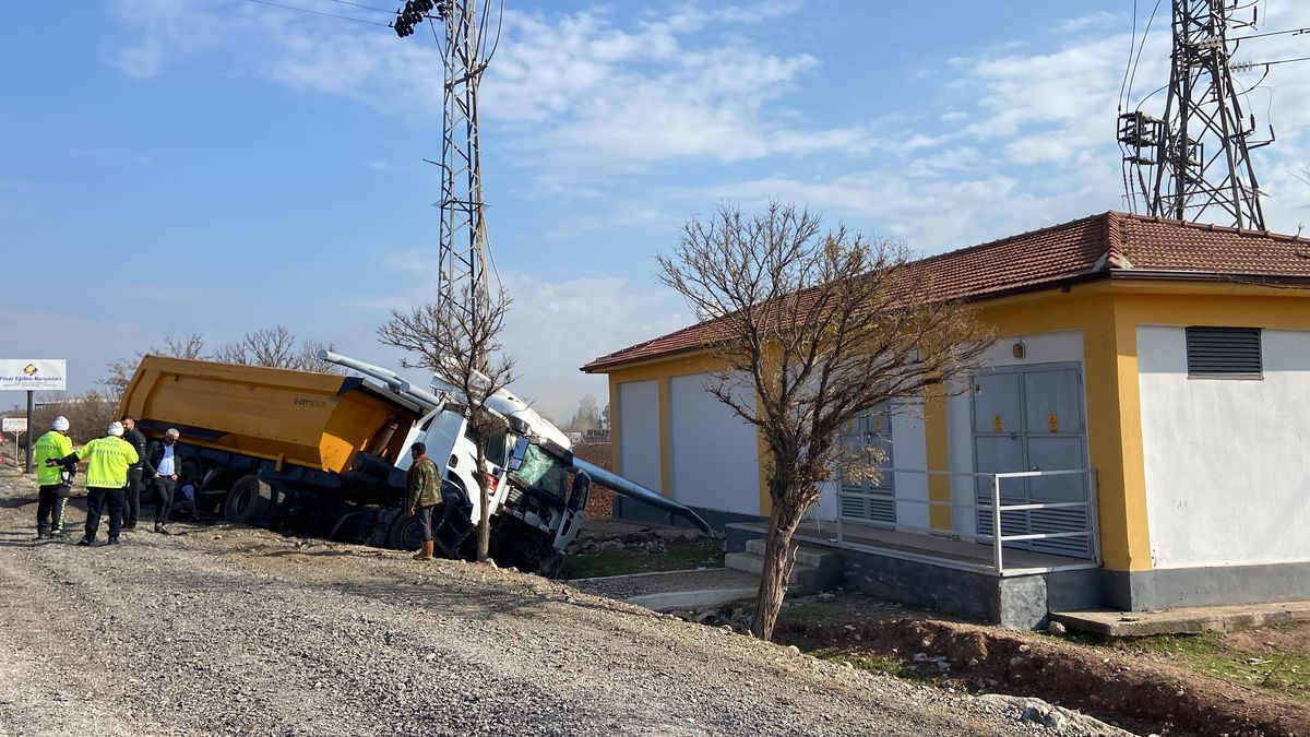Hatay\'da yön tabelasına çarpan kamyon sürücüsü yaralandı