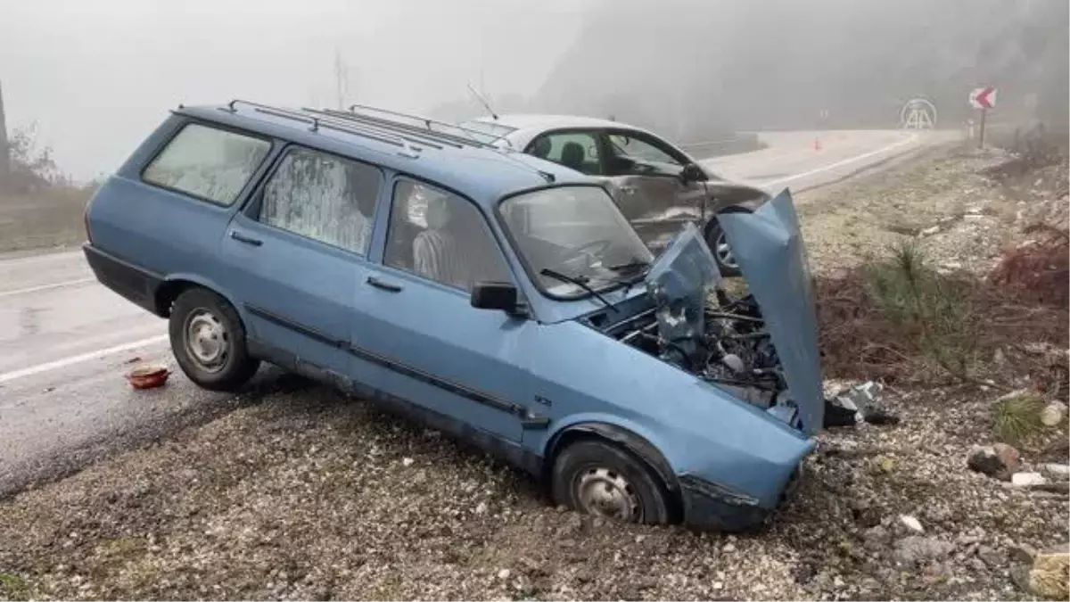 İki otomobilin çarpıştığı kazada 3 kişi yaralandı