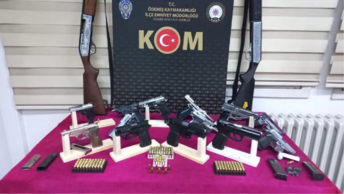 İzmir\'de çok sayıda kurusıkıdan bozma tabanca ele geçirildi; 3 gözaltı