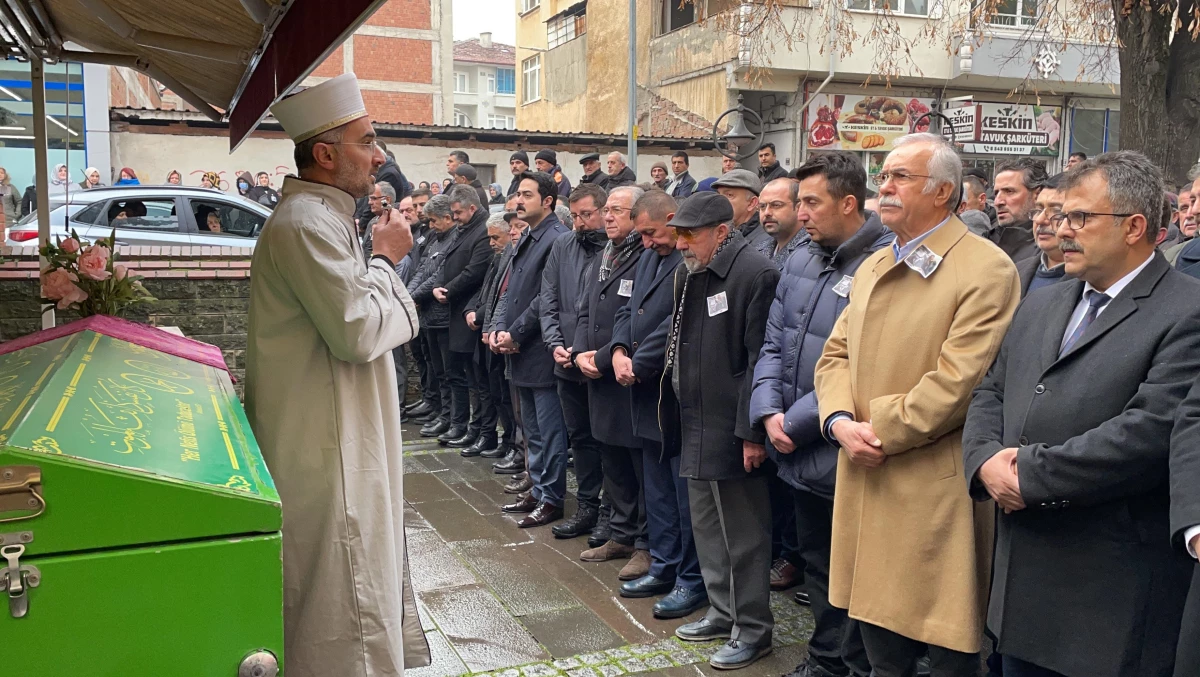 Evinde ölü bulunan kadın toprağa verildi