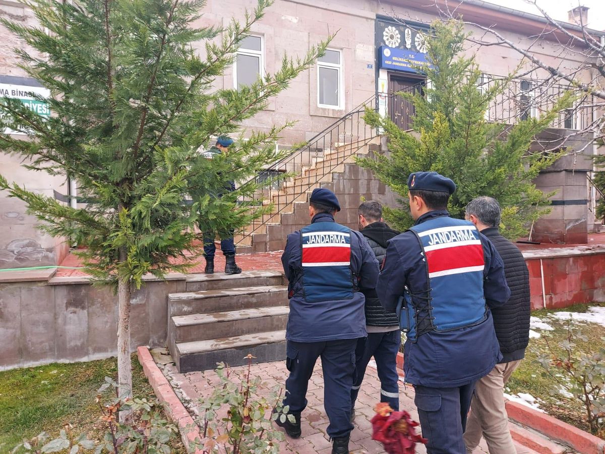 Kayseri\'de çaldıkları halıları 3 bin avroya satmak isteyen zanlılar yakalandı