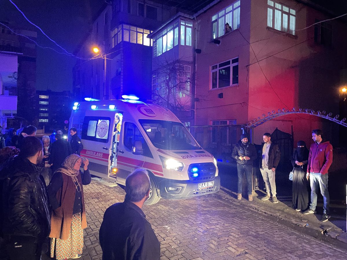 Kocaeli\'de ateş yakılan kovada yaşanan parlamada 3 kişi yaralandı