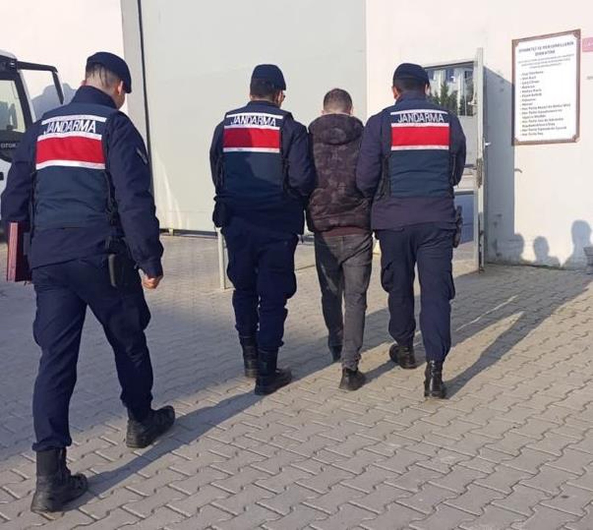 Manisa\'da 19 yıl kesinleşmiş hapis cezası bulunan hükümlü yakalandı