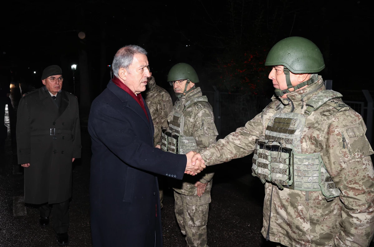 Milli Savunma Bakanı Akar, Gazi Osman Paşa Kışlası\'nı ziyaret etti