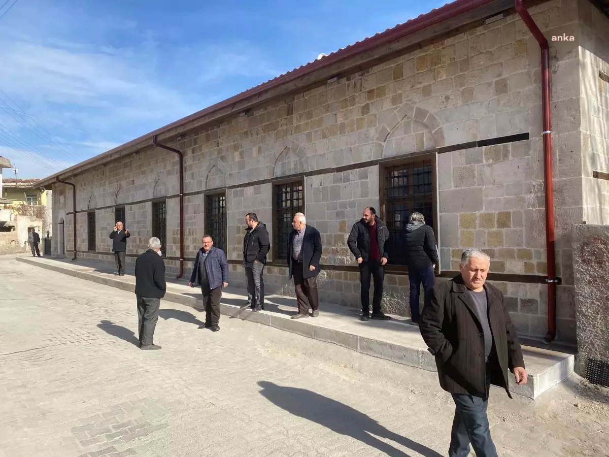 Niğde\'de Geçen Hafta Resmi Törenle İbadete Açılan 612 Yıllık \'Bor Sultan Alaaddin Cami\' Üç Gündür Kapalı